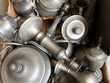 une boîte remplie de vieux ustensiles de cuisine en argent
