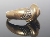 l'image d'une bague en or ornée de diamants