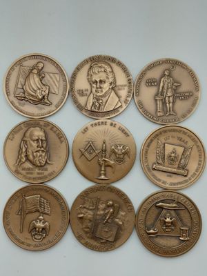 six types différents de pièces en bronze sont représentés sur un fond blanc