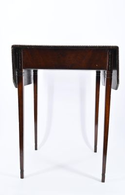 Table à écrire en bois teinté, plateau sculpté sur le pourto…