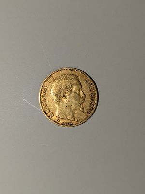 l'image d'une pièce d'or sur laquelle figure le visage d'une femme