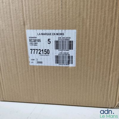 le dos d'un carton sur lequel est collée une étiquette