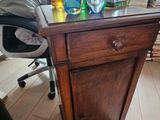 un bureau sur lequel se trouve un vase en verre