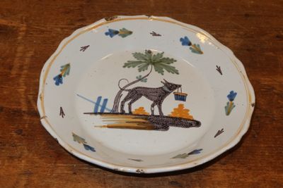 une assiette sur laquelle est représenté un chien, posée sur une table