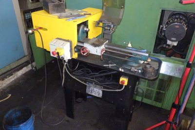 une machine posée sur une table dans une pièce