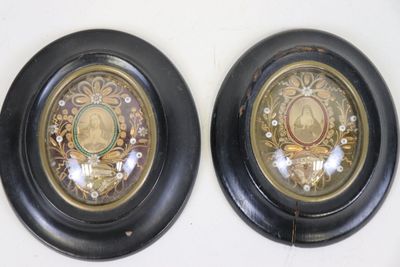 deux assiettes noires et dorées sur lesquelles figure l'image d'une femme