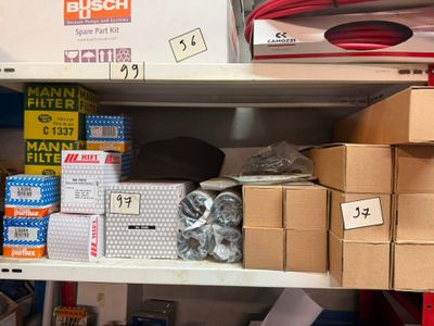 une étagère sur laquelle se trouvent de nombreuses boîtes et d'autres objets