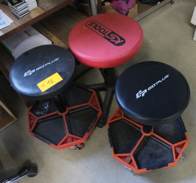 Dans une pièce, trois tabourets sont empilés les uns sur les autres