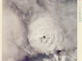 une vieille photo d'un ouragan en mer, accompagnée d'une photo en noir et blanc de celui-ci