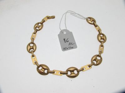 une photo d'un bracelet en chaîne dorée sur lequel figure une étiquette de prix