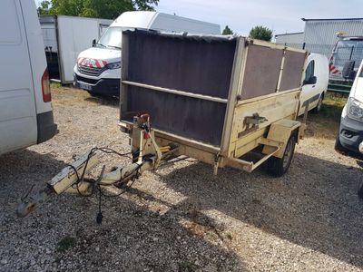 l'image d'un camion auquel est attachée une remorque