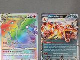 deux cartes Pokémon posées l'une à côté de l'autre sur une table
