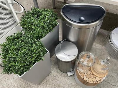 une poubelle et une autre poubelle posées sur le trottoir