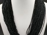 gros plan d'un collier sur un mannequin mannequin