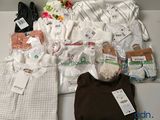 beaucoup de vêtements pour bébés posés sur une table
