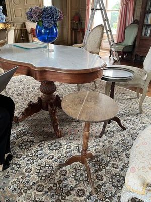 une femme assise à une table, devant un ordinateur portable