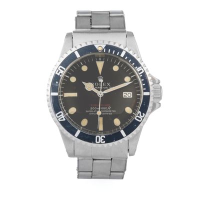 gros plan d'une montre-bracelet sur fond blanc