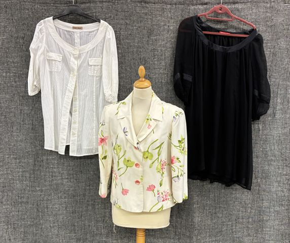 MANOUKIAN – Chemisier blanc et robe noir à large encolure. Joint ...