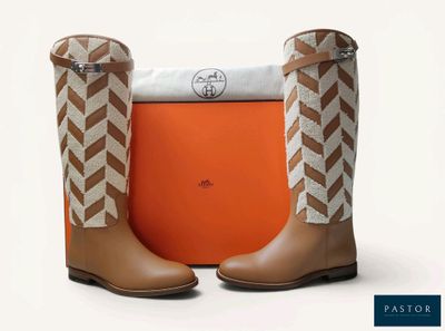 une paire de bottes pour femme avec une boîte devant
