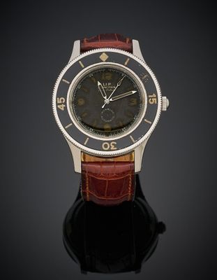 gros plan d'une montre sur une surface noire avec un fond noir