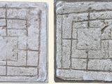 deux photos d'un bloc de pierre orné d'un motif représentant une porte et une fenêtre