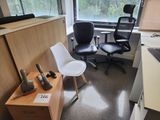 un bureau avec deux chaises et un ordinateur dessus