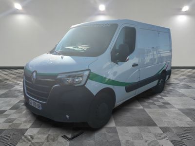 une image représentant une camionnette blanche avec une bande verte