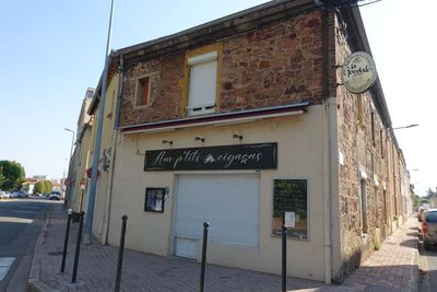 un immeuble sur le côté duquel est accrochée une enseigne