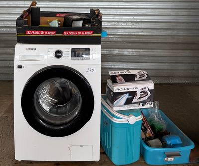 une photo montrant une machine à laver et d'autres objets dans un garage
