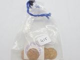 un petit sachet de pièces muni d'une étiquette