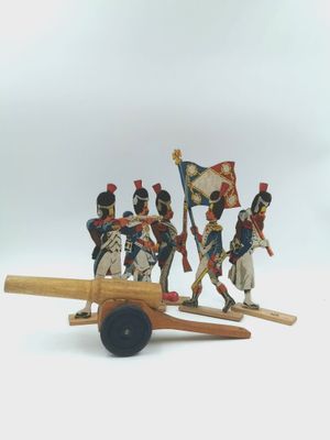 un petit canon miniature sur lequel sont posés des soldats