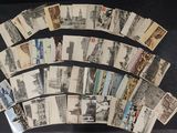 un lot de vieilles cartes postales posées sur une table