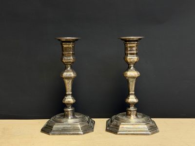 paire de bougeoirs anciens en métal argenté