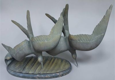 two birds that are sitting on top of a plate