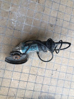 une photo d'une perceuse électrique filaire posée par terre