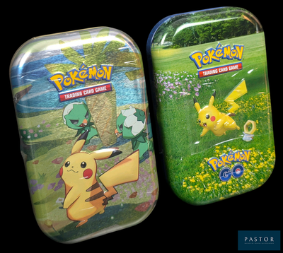 deux boîtes Pokémon posées sur une table