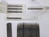 un grand nombre d'outils posés sur la table