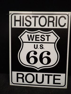 un panneau en noir et blanc indiquant « Route historique US 66 Ouest »