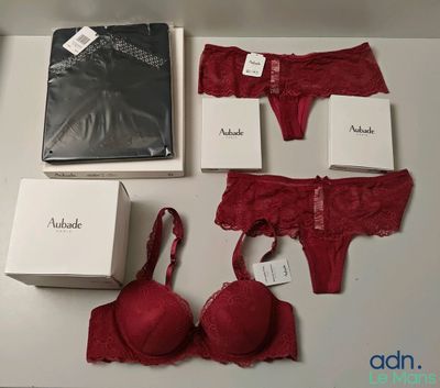 une boîte contenant des sous-vêtements, des soutiens-gorge et une paire de culottes