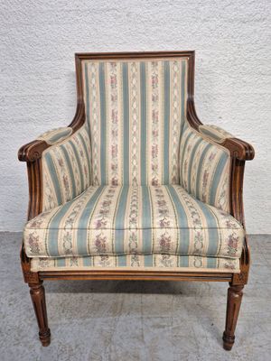 Bergère de style Louis XVI reposant sur quatre pieds cannelé…