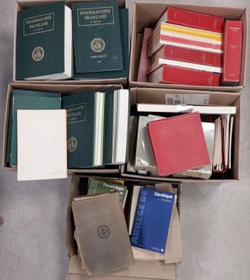 des boîtes de livres sont empilées sur le sol