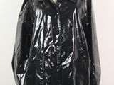 un trench-coat en vinyle noir sur un mannequin, un mannequin, un mannequin, un mannequin, un mannequin, un mannequin, un mannequin, un mannequin, un mannequin, un mannequin, un mannequin, un mannequin, un mannequin, un mannequin, un mannequin, un mannequin, un mannequin, un mannequin, un mannequin, un mannequin, un mannequin, un mannequin, un mannequin, un mannequin, un mannequin, un mannequin, un mannequin, un mannequin, un mannequin, un mannequin, un mannequin, un manne