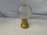 une petite lampe en verre posée sur une table