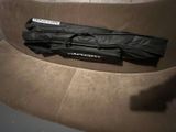 un sac noir posé sur une chaise marron