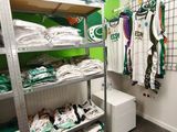 une pièce avec un portant et une étagère remplis de vêtements