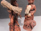 paire de figurines représentant un homme et une femme accompagnés d'un chien