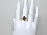 une photo d'une bague à la main d'un mannequin