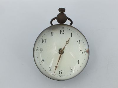 une horloge accrochée au mur de la pièce