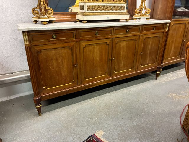 Enfilade de style Louis XVI en acajou avec ornement métallique ou