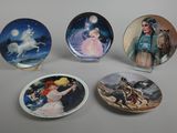 quatre assiettes ornées d'images de personnes et d'animaux, posées sur une table